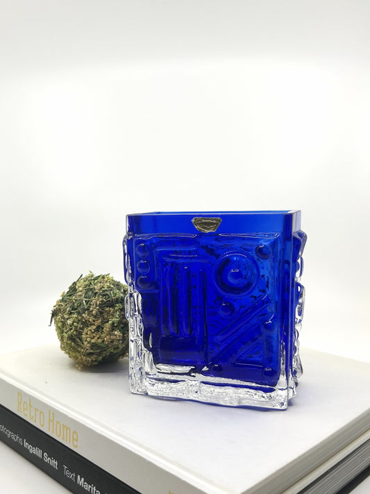 Blaue Vintage Glasvase von Josef Schott, Smålandshyttan Schweden, 1960er Jahre – Mid Century Modern Design mit klaren Linien und zeitloser Eleganz.