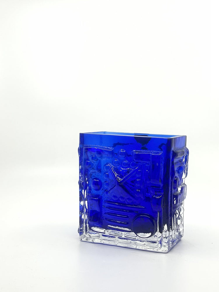 Blaue Skandinavische Glasvase von Josef Schott, handgefertigt in Smålandshyttan – stilvolles Mid Century Modern Wohnaccessoire aus Schweden.