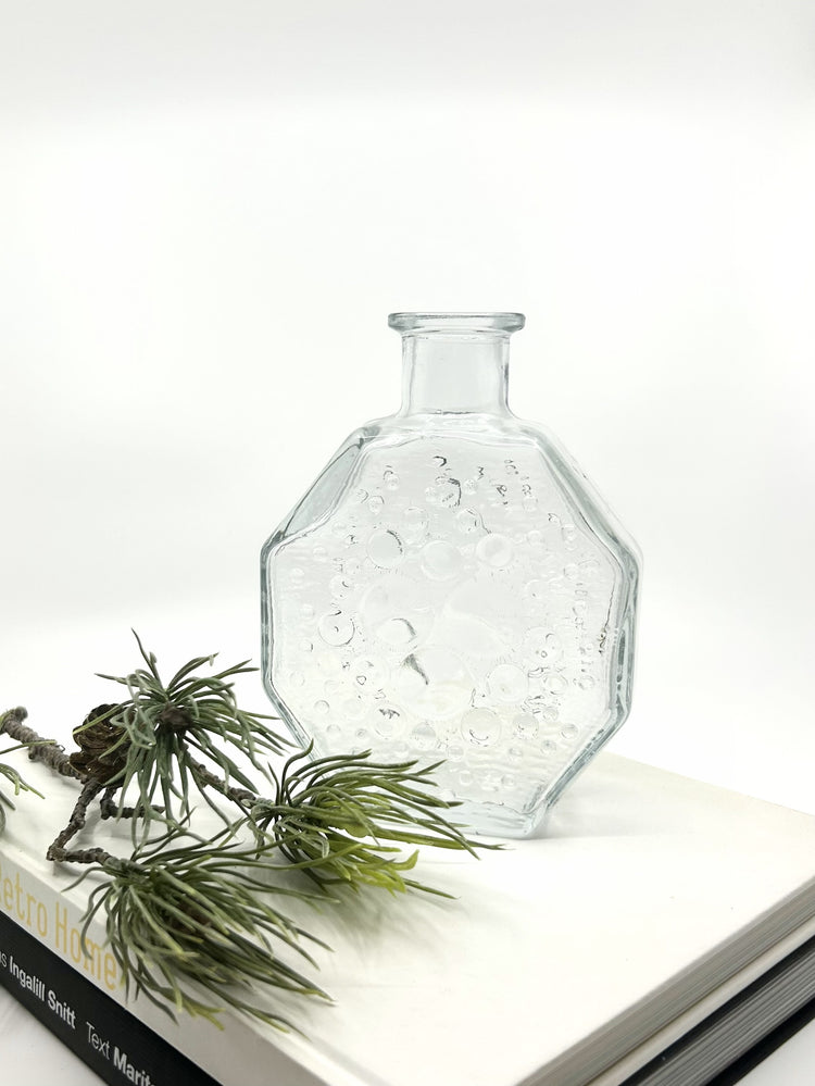Glasvase Stella Polaris von Nanny Still für Riihimäen Lasi Oy auf Büchern dekoriert mit einem Tannenzweig, finnisches Vintage-Design der 70er-Jahre