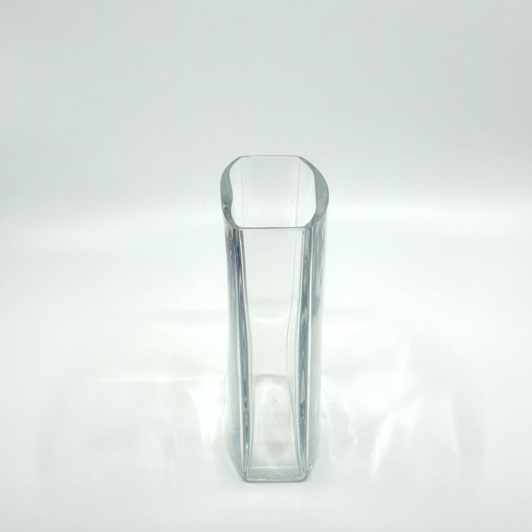 Seitliche Ansicht der Kosta Boda 'Rainbow' Vase: Schlanke, transparente Glasvase mit integrierten Regenbogenfarben – modernes schwedisches Design für Blumenarrangements