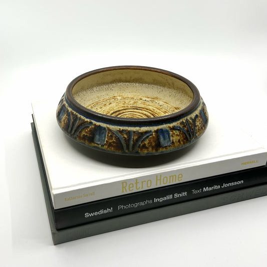 Dänische Keramikschale von Noomi Backhausen und Arne Finne auf Büchern 'Retro Home' und 'Swedish!': Dekorative Schale mit konzentrischen Mustern und erdiger Glasur – nordisches Interieur-Design