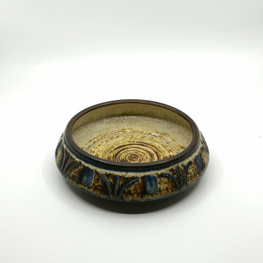 Noomi Backhausen und Arne Finne Schale von Søholm Keramik, Dänemark: Handgefertigte Keramikschale mit erdigen Tönen, blauen Glasurakzenten und geometrischen Reliefmustern – skandinavisches Design der 1960er Jahre