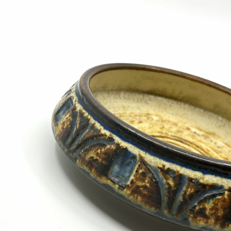 Detailansicht der Søholm Keramikschale: Reliefartige Muster, blaue Glasurakzente und erdige Farbtöne – künstlerische Keramik aus Dänemark