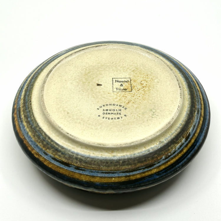 Unterseite der Søholm Keramikschale: Original-Stempel 'Pornholms Søholm Danmark Stentøj' und Signatur 'Noomi & Finne' – authentische dänische Handwerkskunst