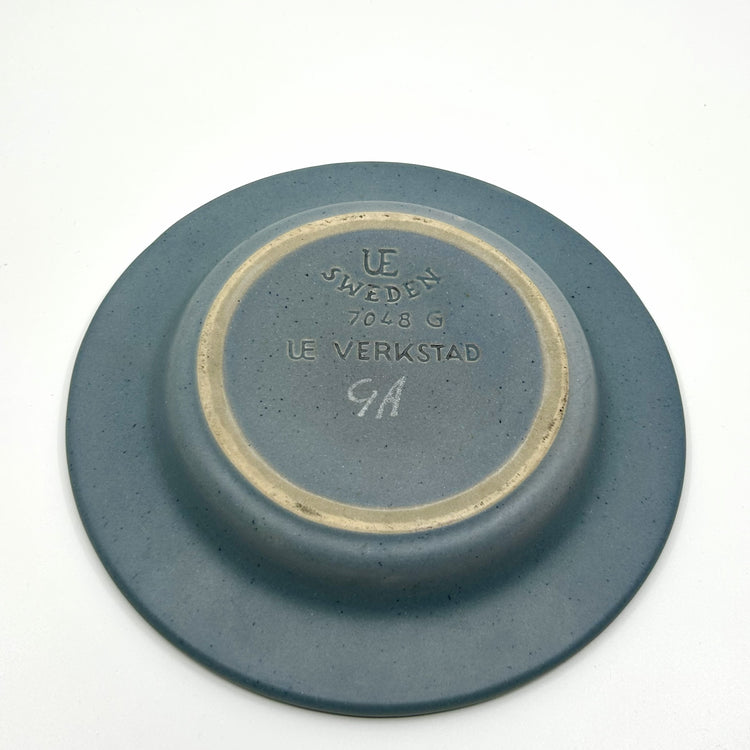 Unterseite der Göran Andersson 'Anakonda' Schale: Original-Stempel 'UE Sweden' und 'UE Verkstad' mit Modellnummer 7048 G – authentische schwedische Keramik aus Upsala-Ekeby