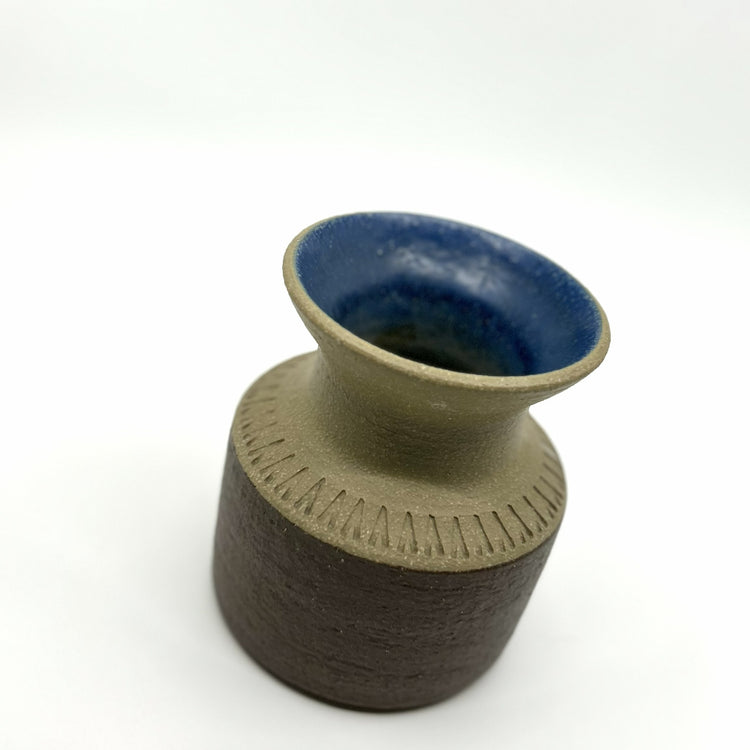 Einar Johanson Vase von Søholm Keramik, Dänemark: Handgefertigte Keramikvase mit sandfarbenem Körper, strukturiertem Rand und blau glasiertem Innenbereich – skandinavisches Design der 1960er Jahre