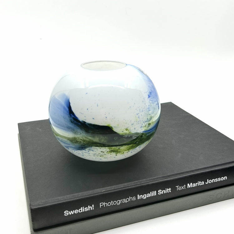 Tamara Aladins 'Koralli' Vase auf Buch 'Swedish! Photographs Ingallil Snitt': Glasvase mit organischen Farbverläufen – skandinavisches Interieur und finnische Kunsthandwerkstradition