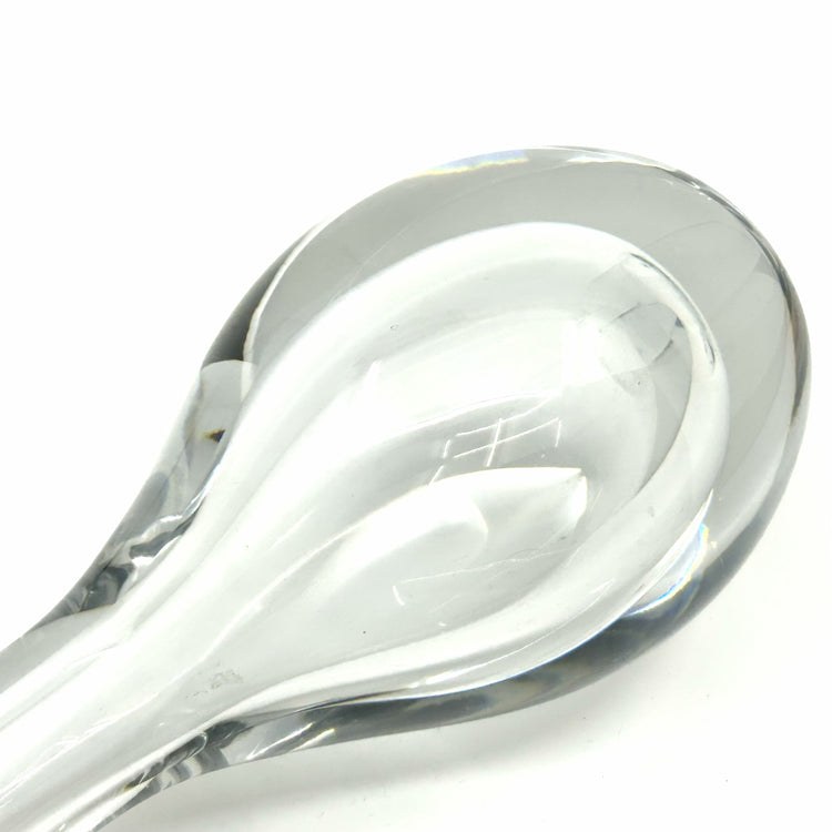 Detailansicht der Kosta Boda 'Raindrop' Vase: Feine Glasverarbeitung mit glatten Kurven und klarer Transparenz – künstlerische Glasgestaltung aus Schweden