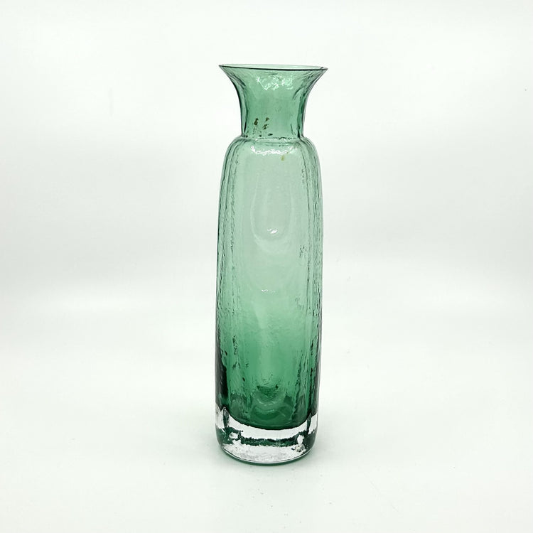 une Strand 'Blomknyte' Vase von SEA Glasbruk: Handgefertigte Glasvase in Grün mit strukturierter, blumenartiger Oberfläche – skandinavische Glaskunst und organisches Design