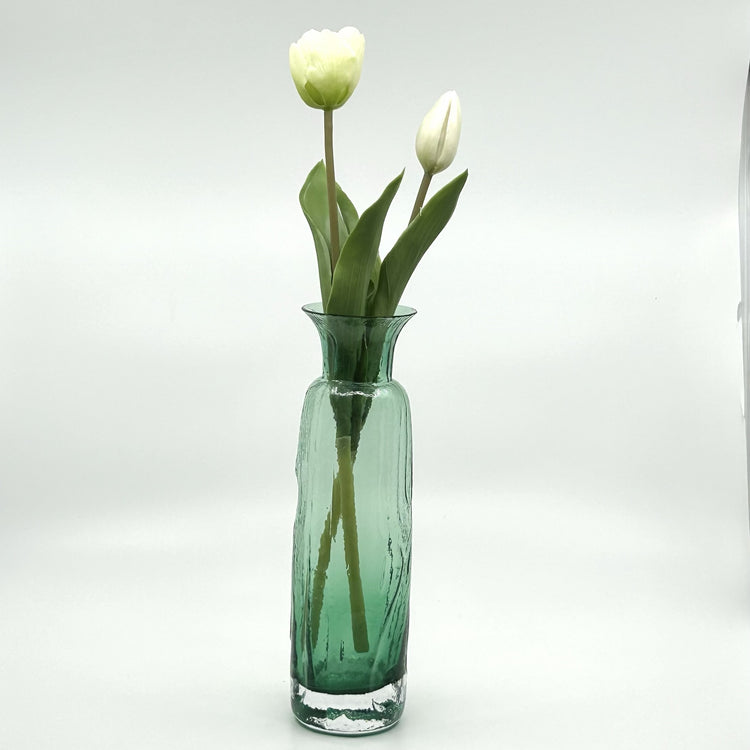 Dekorative Glasvase 'Blomknyte' von Rune Strand: Grüne Vase mit Tukpen und und strukturierter Oberfläche – schwedische Handwerkskunst und zeitloses Design