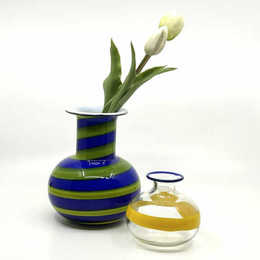 Ulrica Hydman Vallien Vase von Kosta Boda: Handgefertigte Glasvase in transparentem Design mit gelben und blauen Streifen – skandinavische Glaskunst und zeitloses Design