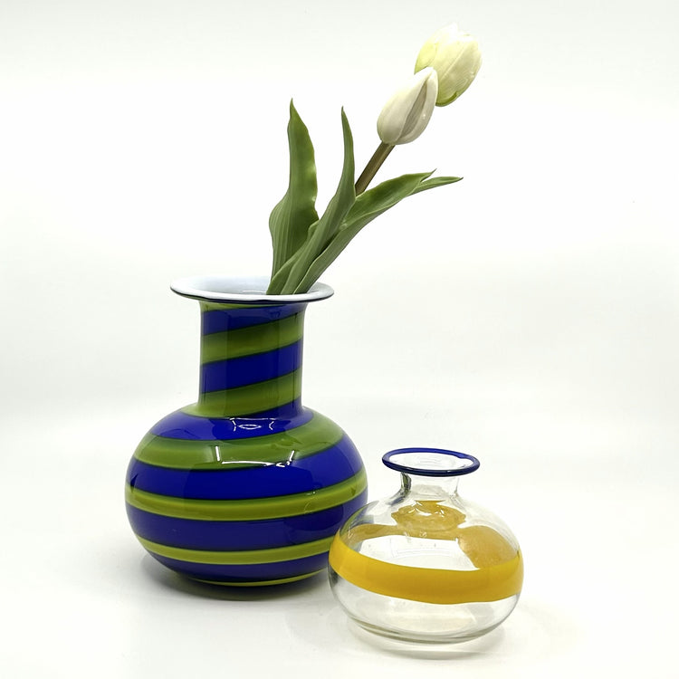 Per-Olof Ström Vase aus Alsterfors, Schweden: Handgefertigte Glasvase mit blauen und apfelgrünen Streifen, dekoriert mit weißen Tulpen – skandinavische Glaskunst und zeitloses Design