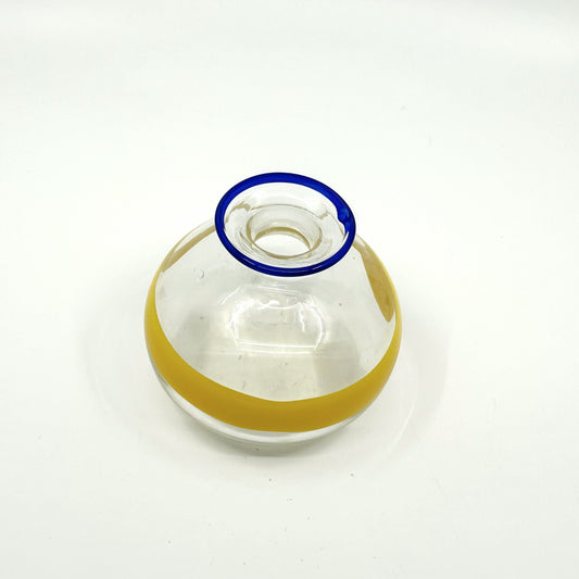 Kosta Boda Vase von Ulrica Hydman Vallien: Detailansicht der transparenten Glasvase mit blauer Öffnung und gelbem Streifen – schwedische Handwerkskunst und dekorative Eleganz