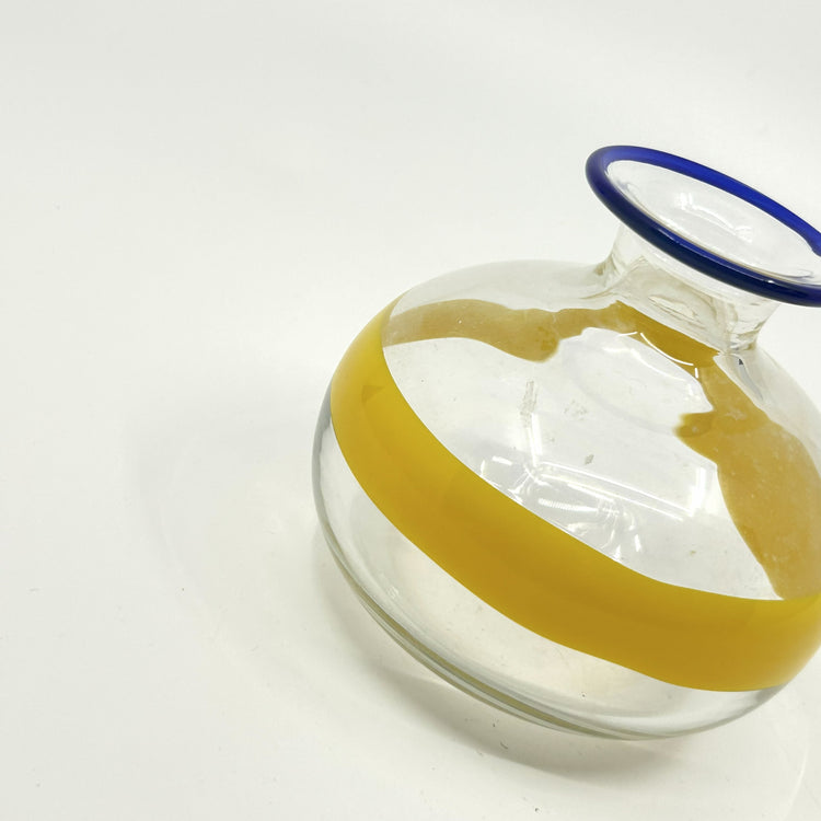 Ulrica Hydman Vallien Glasvase: Transparente Vase mit gelbem und blauem Farbverlauf, fotografiert in Detailansicht – hochwertige schwedische Glaskunst und Mid-Century Modern Stil