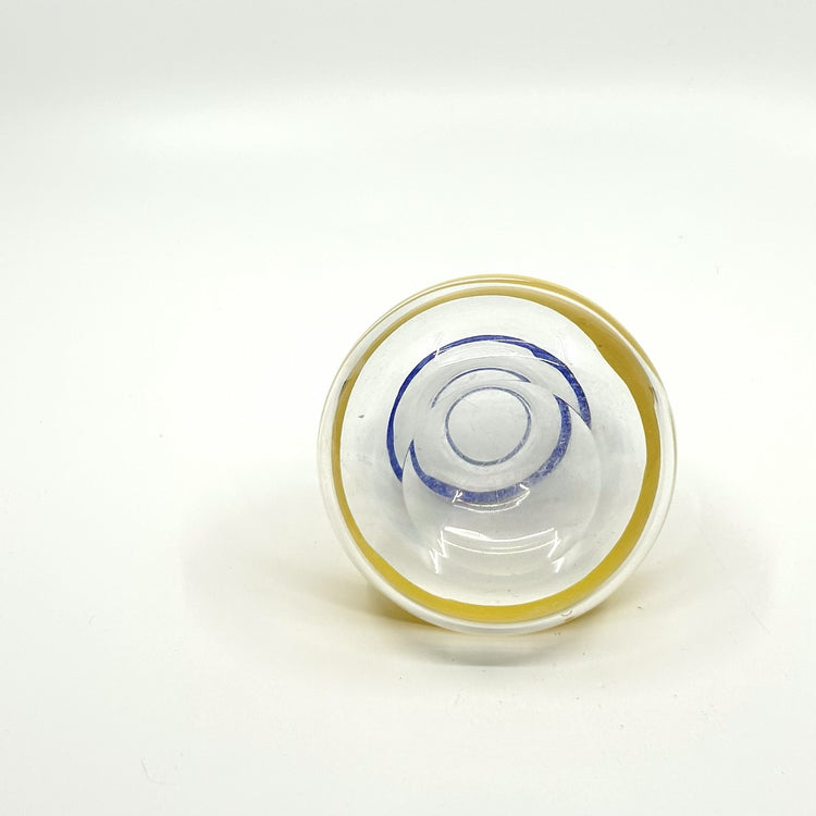 Unteransicht der Ulrica Hydman Vallien Vase: Transparente Glasvase mit gelbem und blauem Streifen, Blick auf die Basis – künstlerische Glaskunst aus Schweden