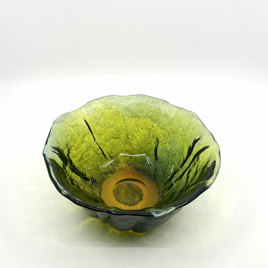 Kosta Boda Schale von Göran Wörff: Schale mit olivgrüner, strukturierter Oberfläche und gelbem Boden, fotografiert von oben – hochwertige skandinavische Glaskunst und Hygge-Inspiration