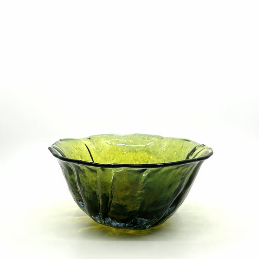 Göran Wörff Schale von Kosta Boda, Schweden: Handgefertigte Glas-Schale in olivgrün mit strukturierter, blattartiger Oberfläche und gelbem Boden – skandinavisches Hygge-Design und natürliche Ästhetik
