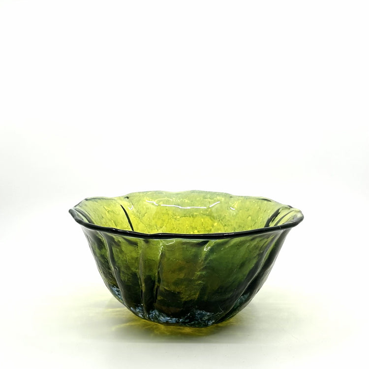 Göran Wörff Schale von Kosta Boda, Schweden: Handgefertigte Glas-Schale in olivgrün mit strukturierter, blattartiger Oberfläche und gelbem Boden – skandinavisches Hygge-Design und natürliche Ästhetik