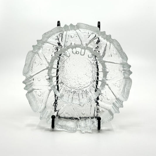 Tauno Wirkkala 'Ulpucca' Glasschale: Frontale Ansicht der dekorativen Schale mit organischen Glasstrukturen und zarten Schliffspuren – ikonisches finnisches Design und künstlerische Glaskunst