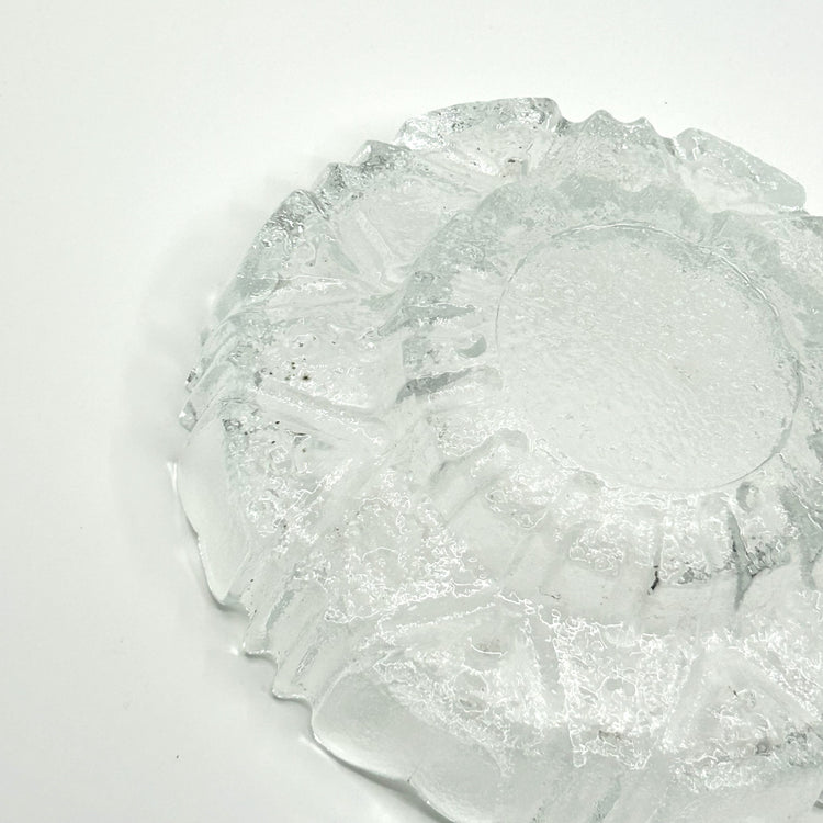 Detailansicht der Rückseite der Tauno Wirkkala 'Ulpucca' Glasschale: Nahaufnahme der strukturierten Glasoberfläche mit transparenten und milchigen Akzenten – finnische Handwerkskunst und zeitloses Design