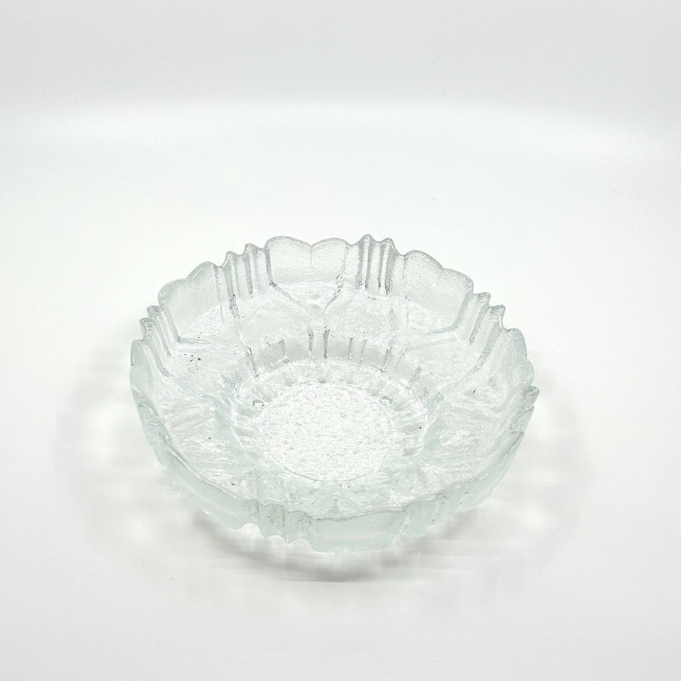 Finnische Glasschale 'Ulpucca' von Tauno Wirkkala: Schale mit organischen Glasstrukturen und strukturierter Oberfläche – hochwertige Glaskunst aus Humppila, Finnland