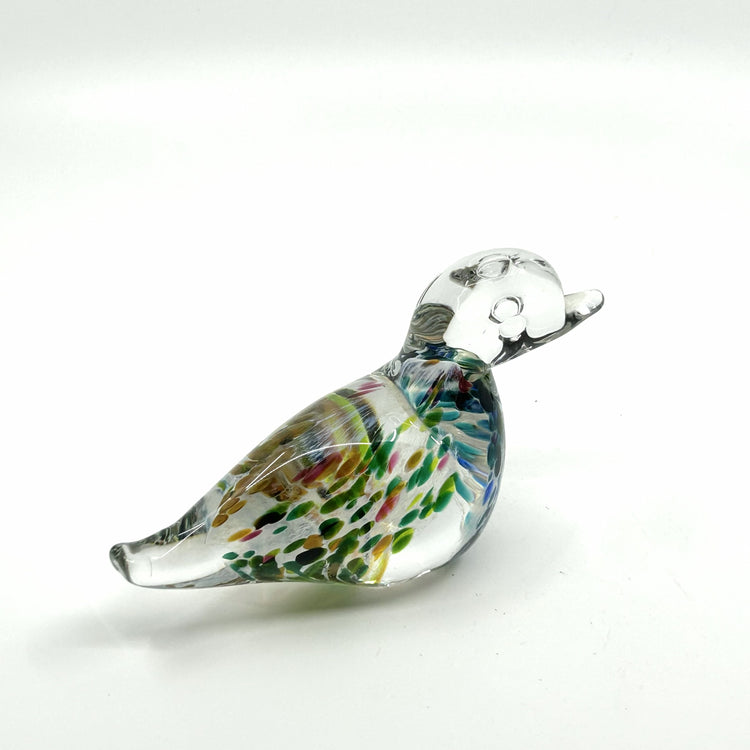 Josef Marcolin Vogel-Figur aus Glas: Seitliche Ansicht der farbenfrohen Glasente mit transparentem Henkel – künstlerische Glaskunst und skandinavisches Design aus Ronneb