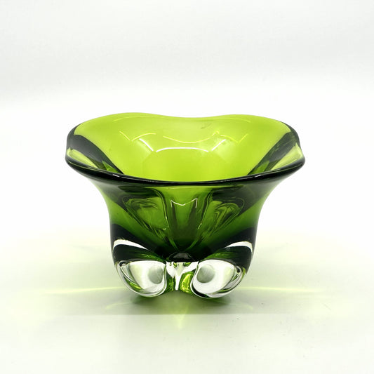 Magnor Dekoschale aus Norwegen: Handgefertigte Glas-Schale in Olivgrün mit einer organischen, Form und transparenten Akzenten – Mid-Century Modern Design und skandinavische Glaskunst