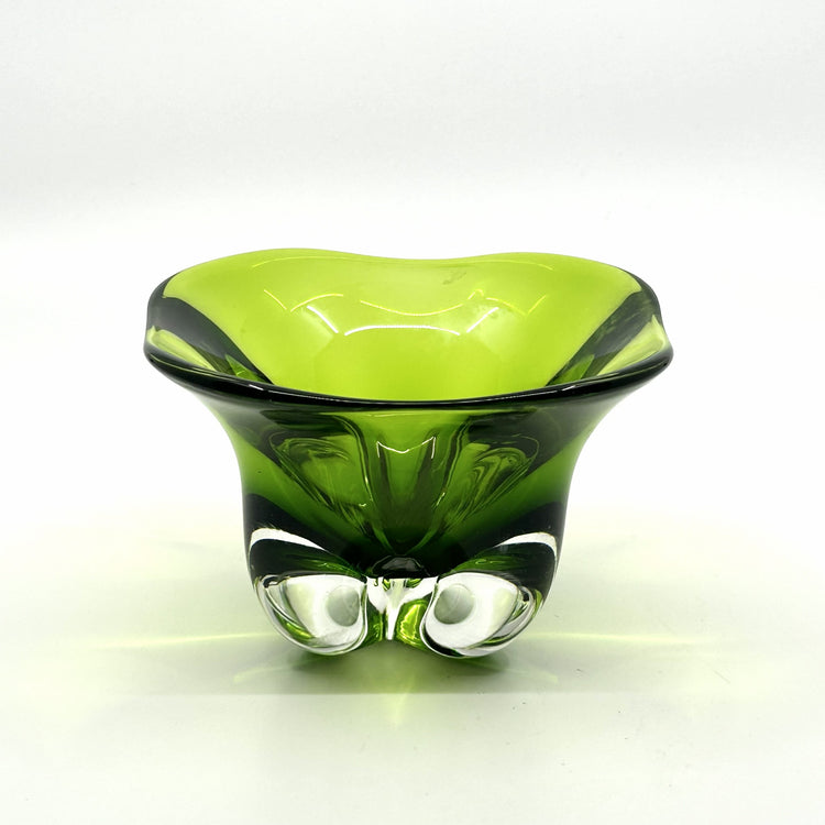 Magnor Dekoschale aus Norwegen: Handgefertigte Glas-Schale in Olivgrün mit einer organischen, Form und transparenten Akzenten – Mid-Century Modern Design und skandinavische Glaskunst