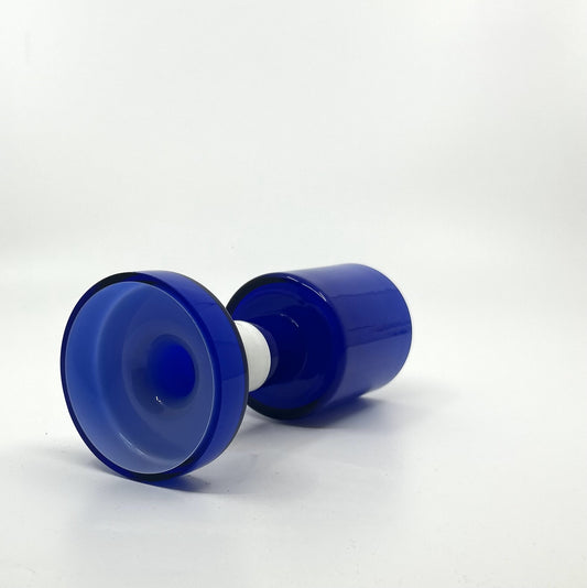 beidseitig verwendbarer Glas Kerzenständer in blau und weiß von Per-Olof Ström fü Alsterfors