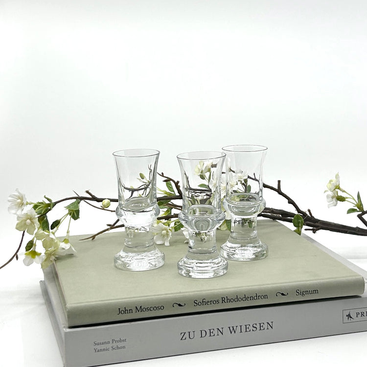 Set aus drei Tavastia Digestifgläsern von Tapio Wirkkala für Iittala, Finnland, 1970er-Jahre. Klarglas im Stil der skandinavischen Moderne mit elegant geformtem Fuß und zeitlosem Design.