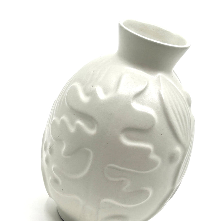 Upsala-Ekeby Vase von Anna-Lisa Thomson: Seitliche Ansicht der Keramikvase mit typischem Relief und organischen Formen – ikonisches skandinavisches Design der 1940er Jahre und Sammlerobjekt