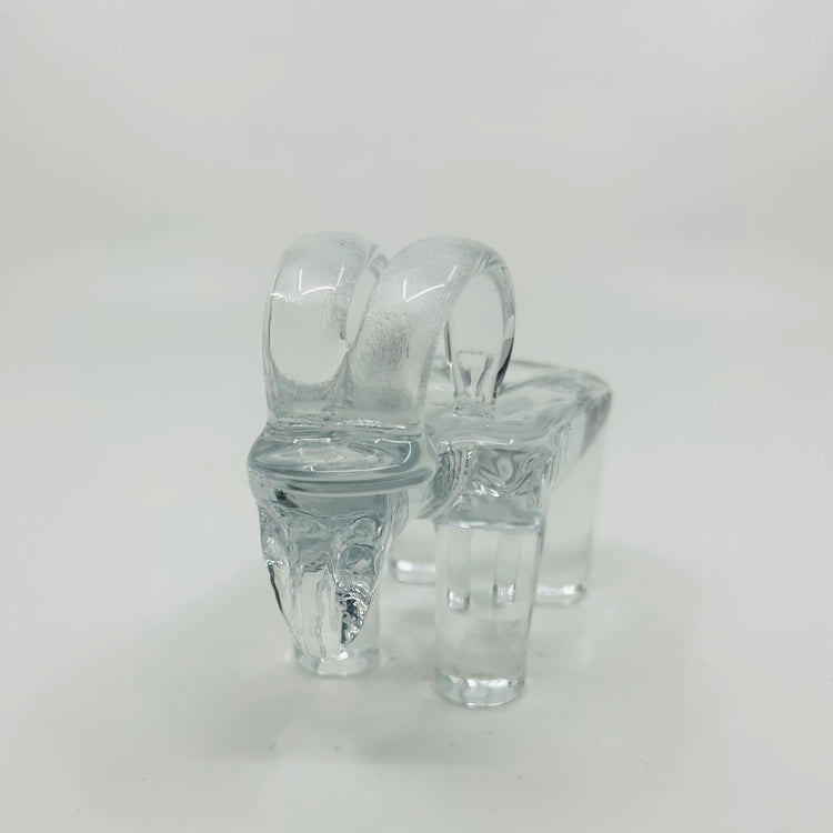 Skandinavische Moderne: Glas-Kerzenständer ‚Weihnachtsbock‘ von Bertil Vallien, Kosta Boda, 1970er Jahre, detailreich gearbeitet, Frontansicht