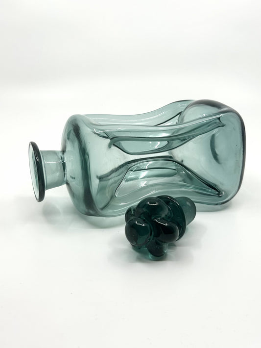 Detailansicht der Holmegaard Kluk Kluk Karaffe mit Stopfen, dänisches Glasdesign der 60er Jahre mit charakteristischer Formgebun