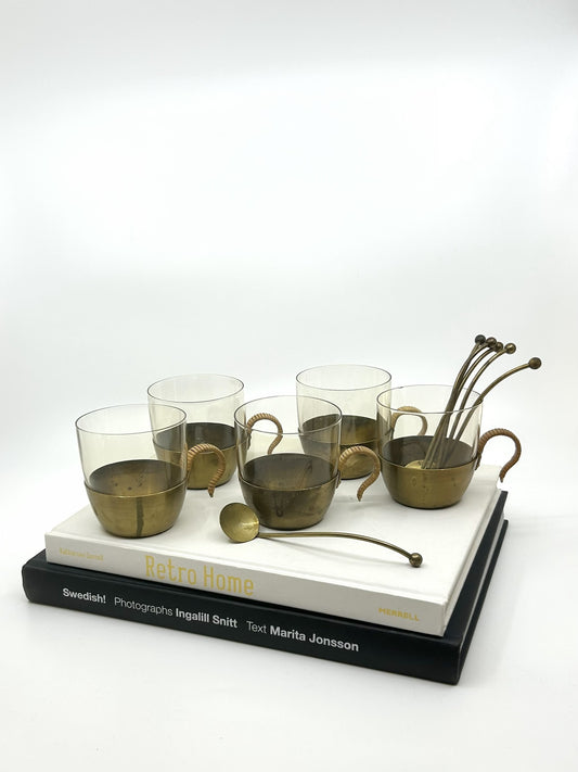 Fünfteiliger Teeservice-Entwurf von Hein Matten, 1950er, Glas mit Messing und Bastgriffen, Bauhaus-Stil, inszeniert im skandinavischen Ambiente.