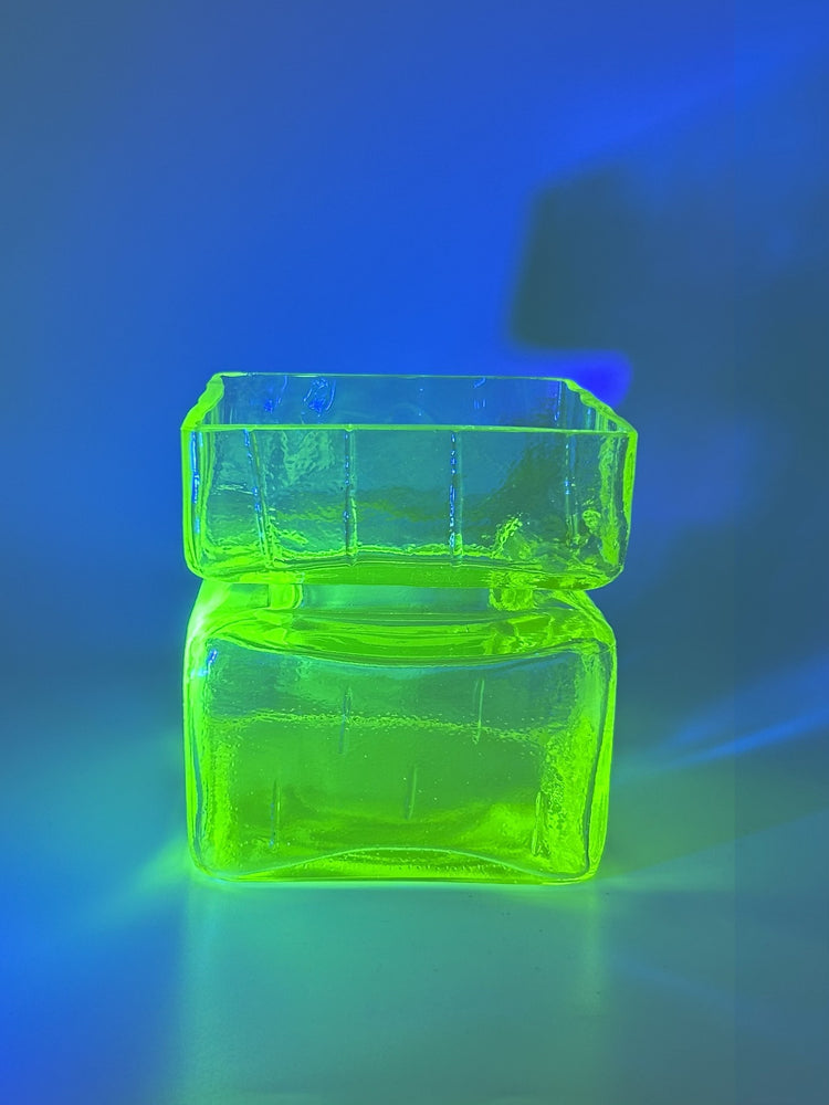 Leuchtende ‚Pala‘ Uraniumglasvase von Helena Tynell für Riihimäen Lasi – fluoreszierendes Glasdesign unter UV-Licht, 60er Jahre