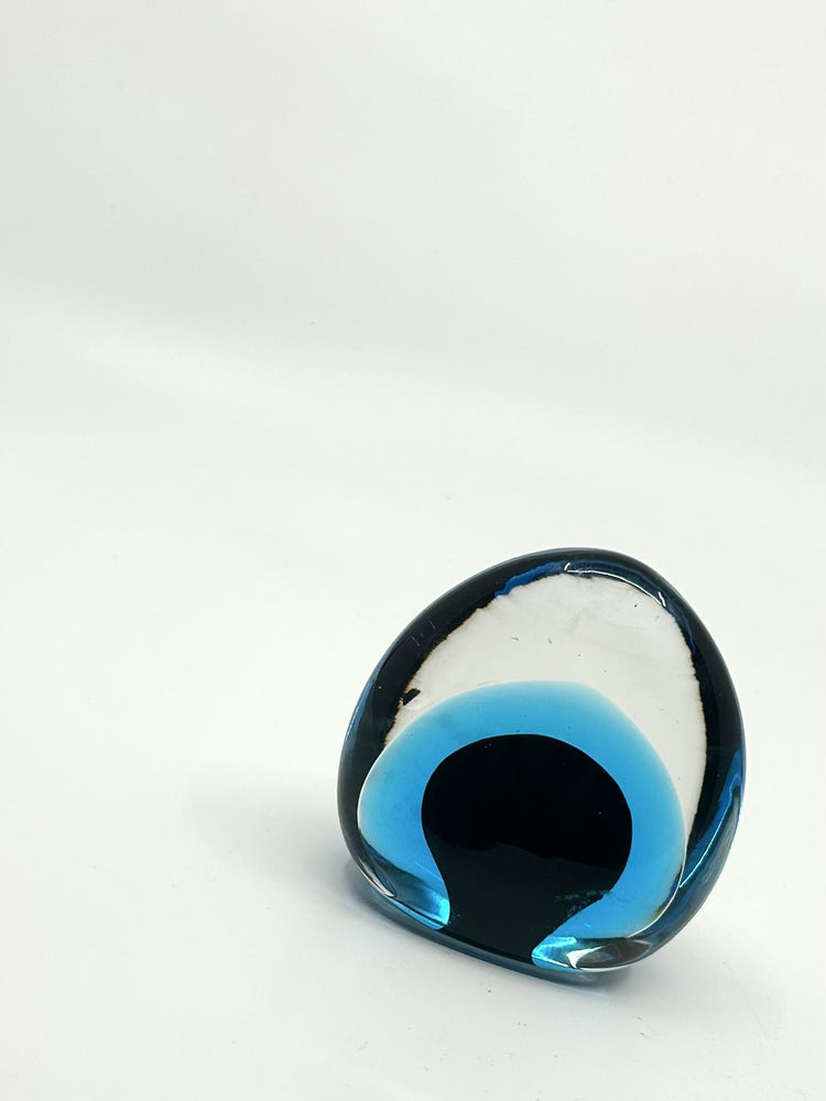 Briefbeschwerer von Ronneby Glasbruk, Schweden – blau-schwarze Farbschichtung im klaren Glas, handgefertigtes Design der 60er Jahre