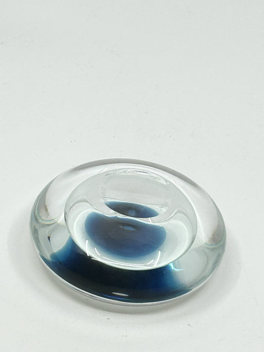 Vintage Briefbeschwerer von Studio Åhus – Glasdesign der 80er Jahre von Hanne Dreutler und Arthur Zirnsack in klarem Glas mit blauer Mitte