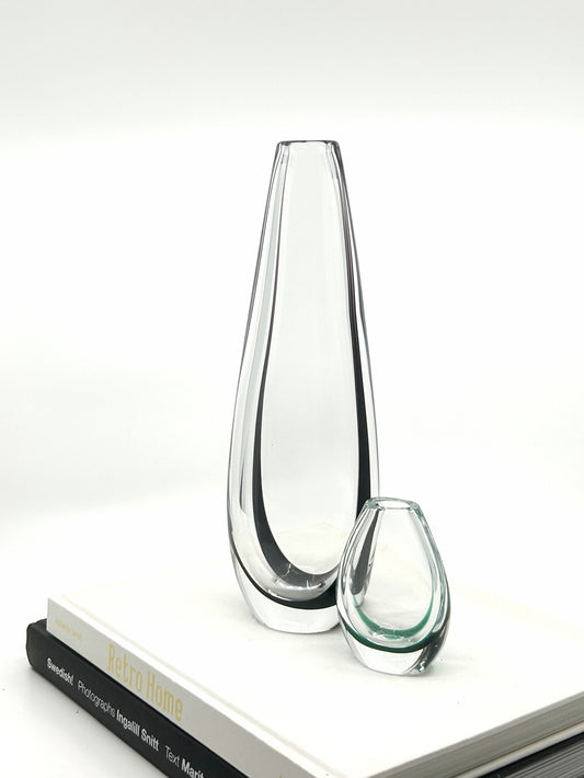 Vicke Lindstrand ‚Contour‘ Vase für Kosta Boda, 1950er Jahre – skandinavisches Glasdesign in klarem und lila Glas, Mid Century Modern