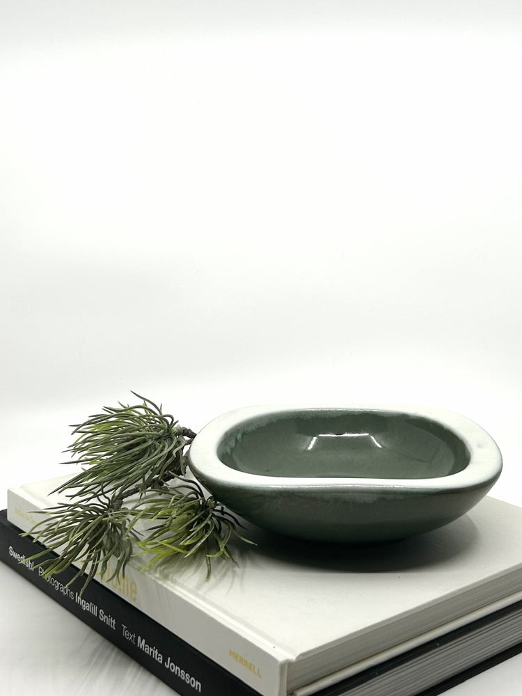 Vicke Lindstrand Dekoschale für Upsala-Ekeby, grüne Steingut-Schale im skandinavischen Mid-Century-Design der 60er Jahre