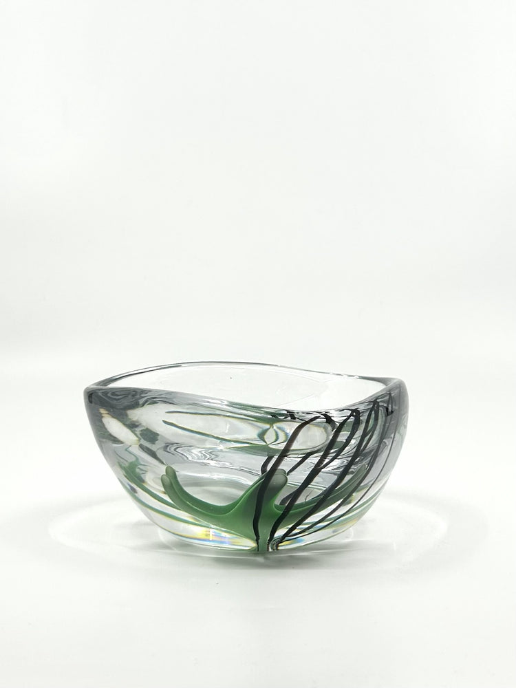 Designschale von Vicke Lindstrand, Kosta Boda, 1950er Jahre – elegantes Glasobjekt der skandinavischen Moderne mit organischen Linien in schwarz und grün