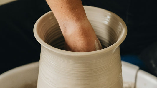 Inspirierende Frauen im skandinavischen Glas- und Keramikdesign
