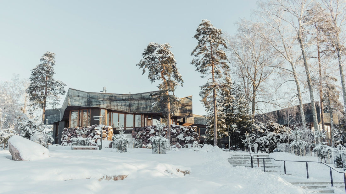Mid Century Modern Architektur in winterlicher Landschaft in Finnland, umgeben von schneebedeckten Kiefern und klarer nordischer Natur