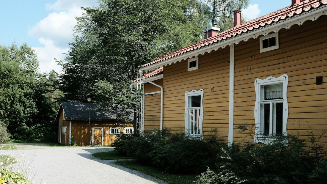 gelbes Holzhaus mit traditionellen finnischen Design features