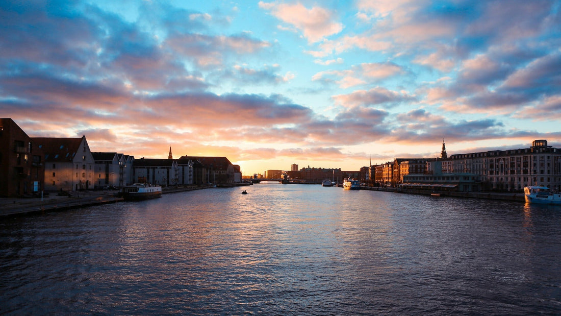Blick auf den Kanal in Kopenhagen im Winter mit Woken und Abendstimmung
