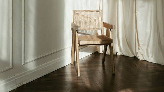 Slow Living: Natürlicher Rattan-Sessel im hellen Raum mit Holzfußboden – skandinavisches Interieur für Entspannung und Achtsamkeit