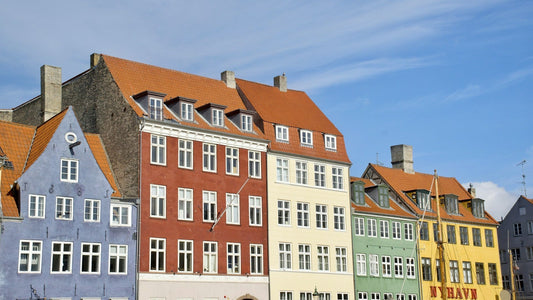 Bild einer bunten Häuserreihe im Nyhavn Gebiet in Kopenhagen, Dänemark