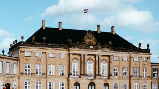 Amalienborg Schloss in Kopenhagen mit wehender dänischer Flagge – klassizistische Architektur und königliche Residenz im Herzen Dänemarks