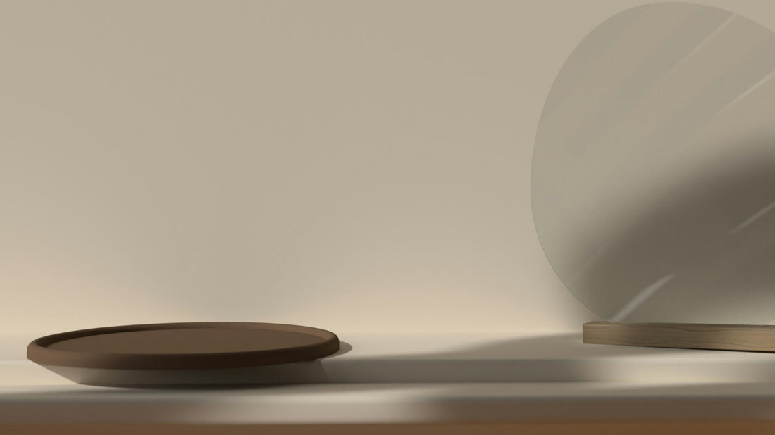 brauner Teller vor einen beigen Wand und einem Milchglasobjekt im Hintergrund