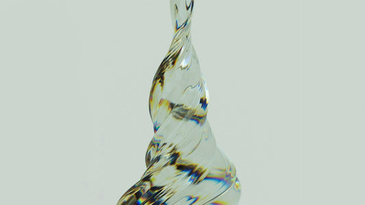 Moderne Glaskunst-Skulptur in gedrehter Form, klares Glas mit schillernden Lichtreflexen in Regenbogenfarben