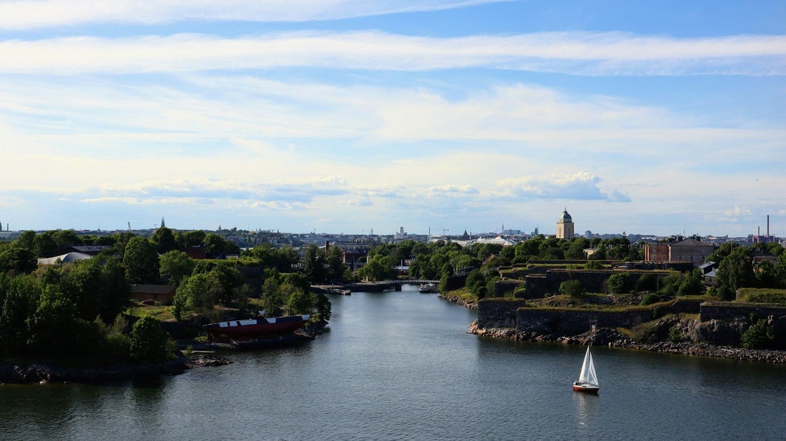 Sommerliche Ansicht auf Helsinki und Suomenlinna mit Segelboot und weitem Meerblick